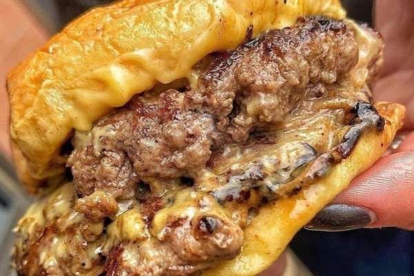Video: How To Make A Doubledecker Cheeseburger With Onions In Just A Few Minutes